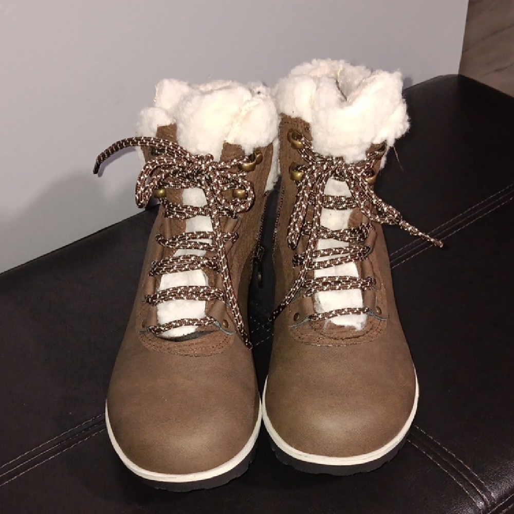JBU Brown Boots with White Fur Lining